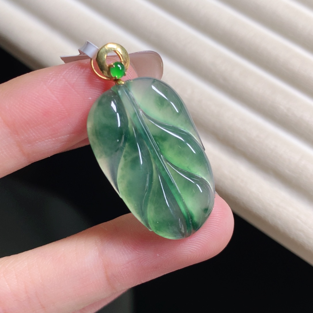 翡翠颈饰18K金镶嵌叶子