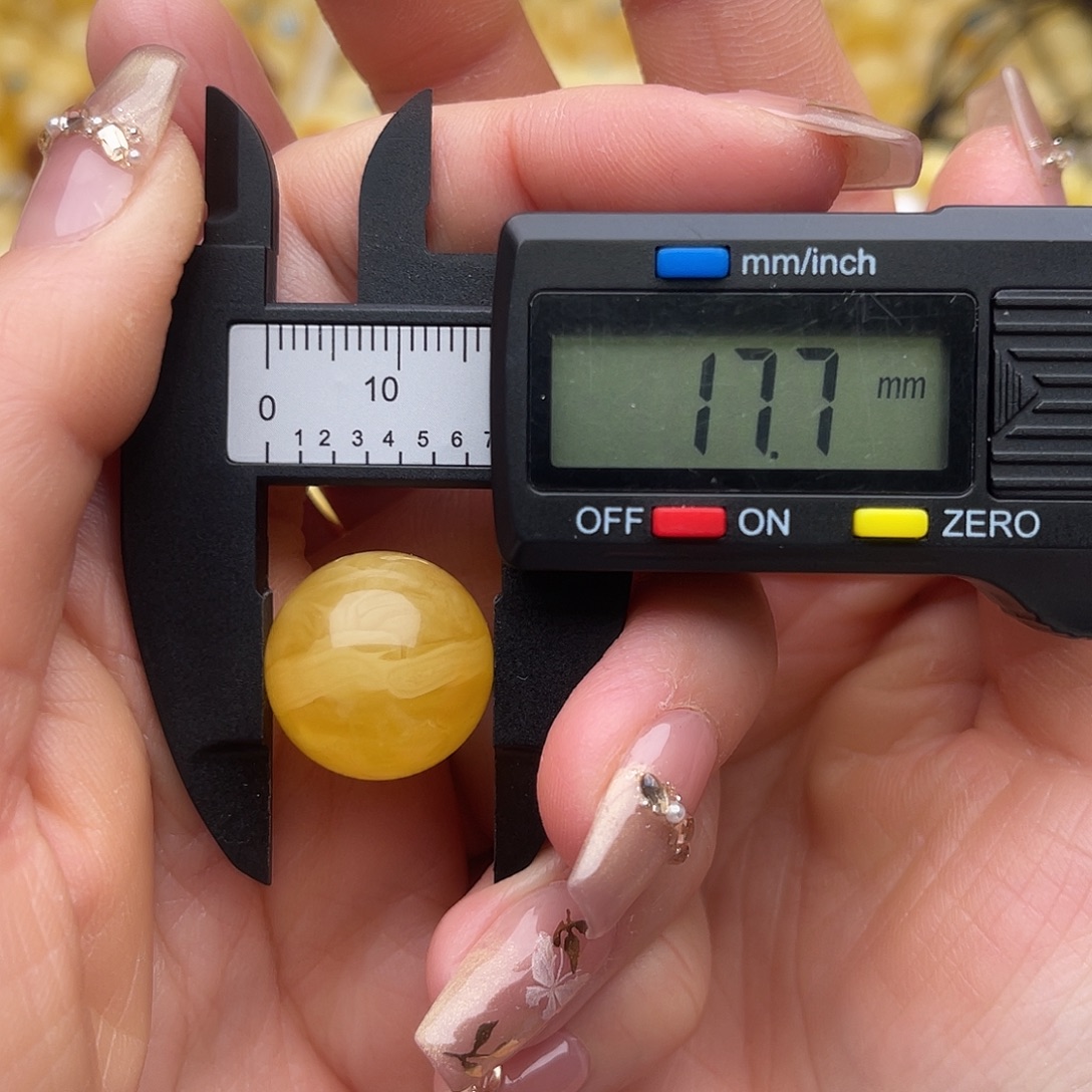 蜜蜡未镶嵌裸石蜜蜡鸡油黄圆珠鸽