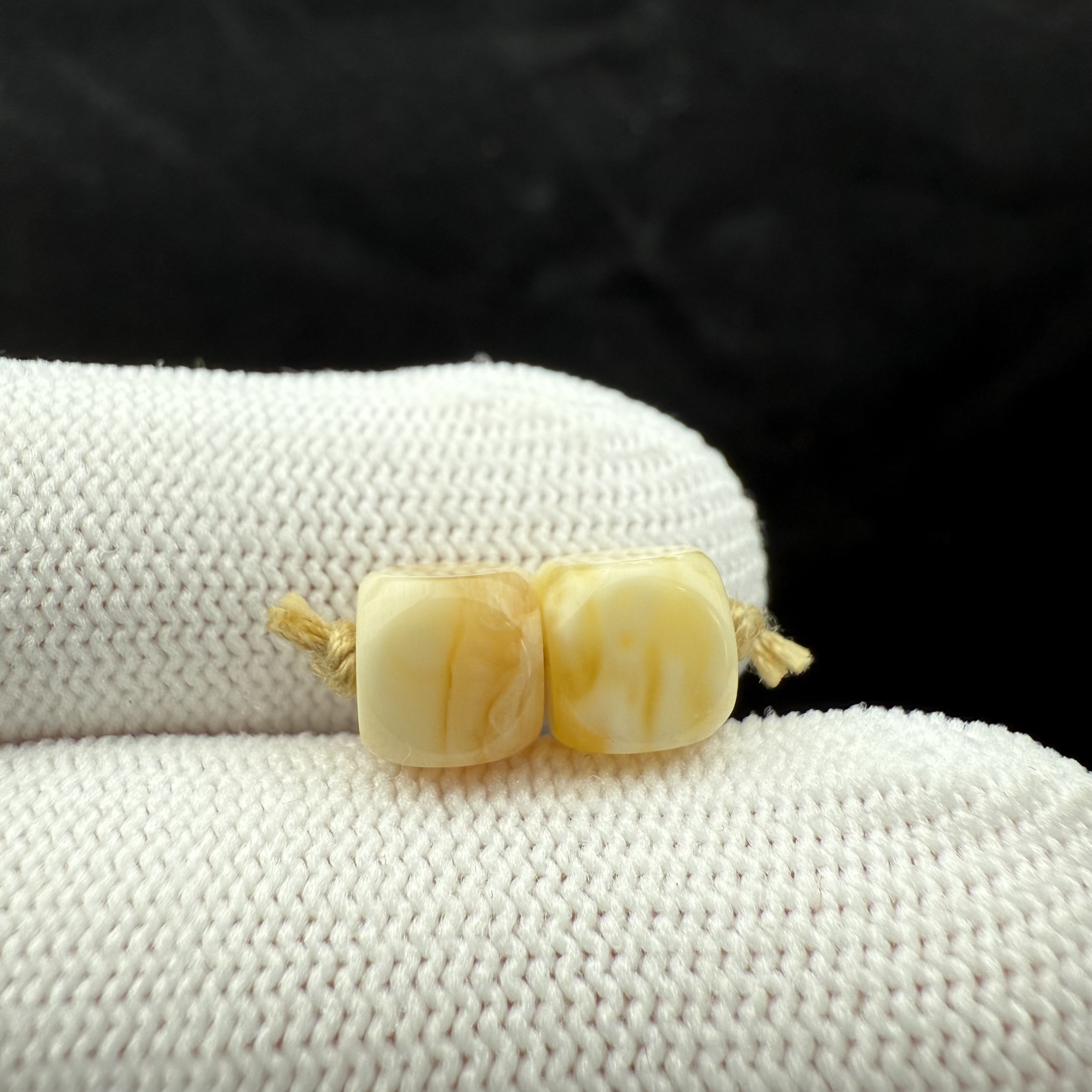 B6163 天然原矿俄料蜜蜡瑕疵特价四方珠6.9 mm一物一图假一罚十