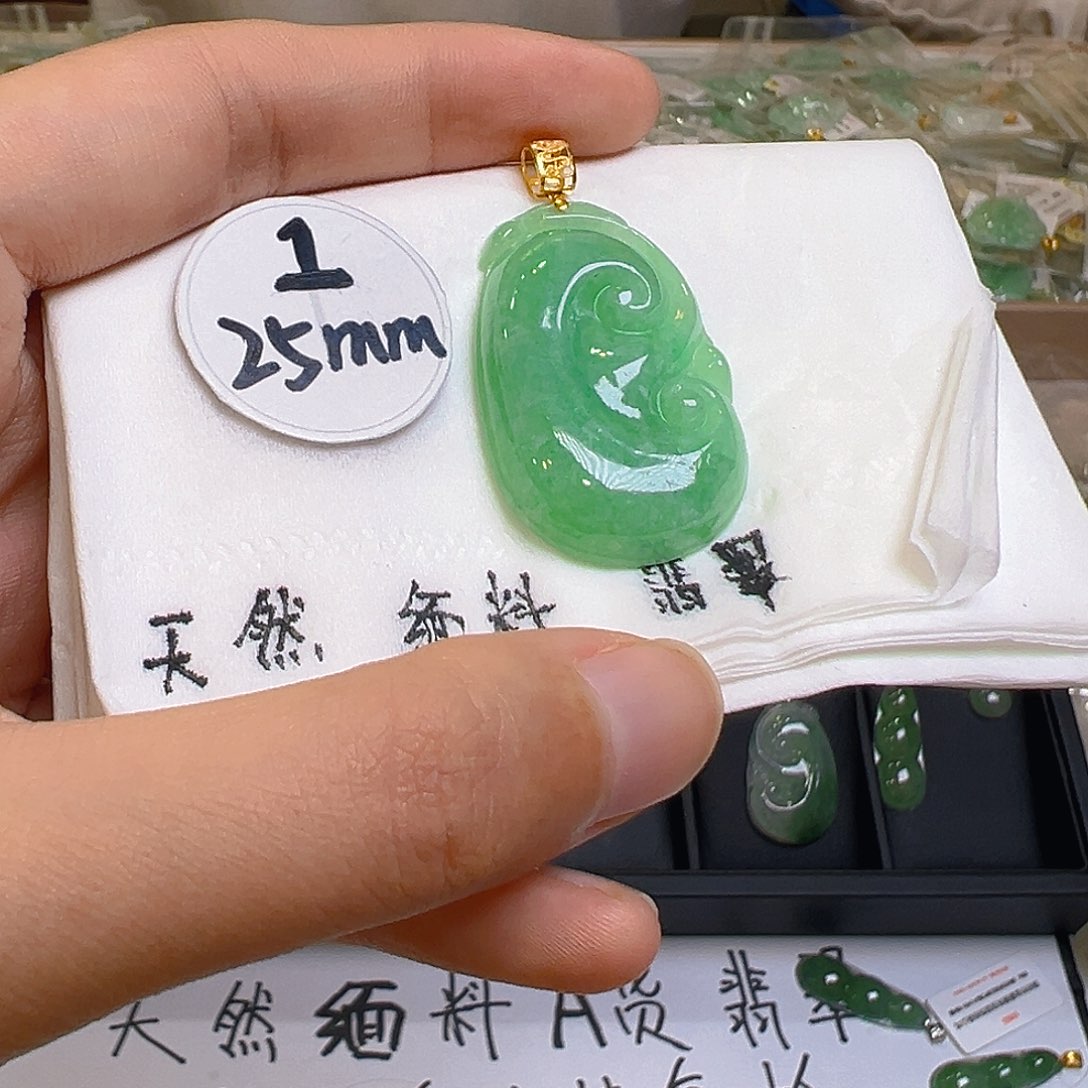 翡翠颈饰18K金镶嵌翡翠