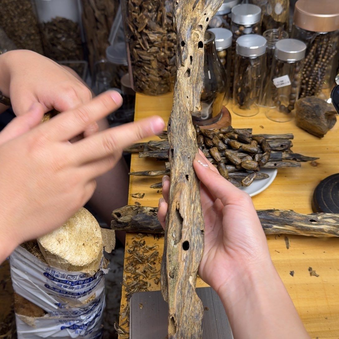 沉香手把件蓝宝石品种块料130克