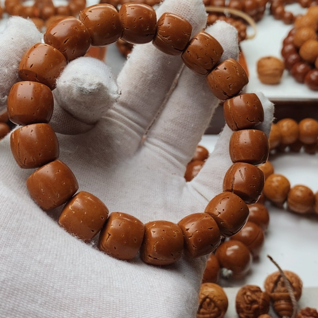 盘**生桃核手工工艺品制作