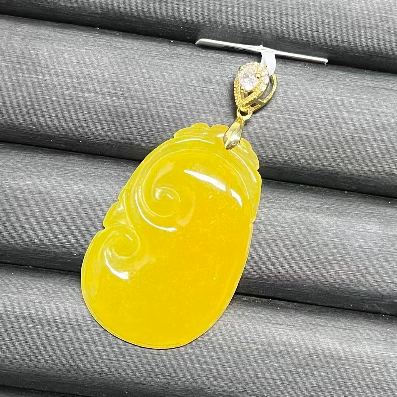 黄翠色如意玉石吊坠