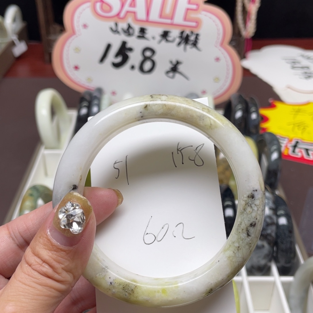 蛇纹石玉未镶嵌手镯一**花