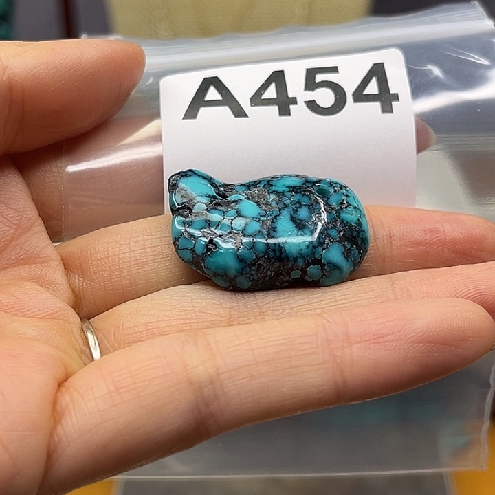 满***子绿松石未镶嵌颈饰