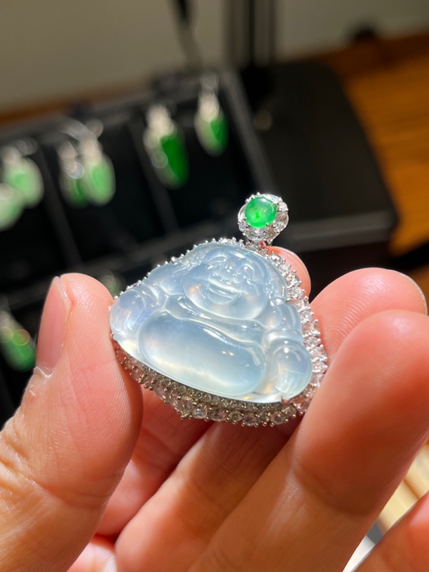 天然缅甸翡翠a货高冰种坐佛吊坠镶嵌18k金伴钻豪华镶嵌