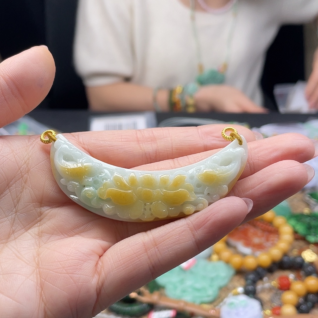 翡翠未镶嵌颈饰待编织