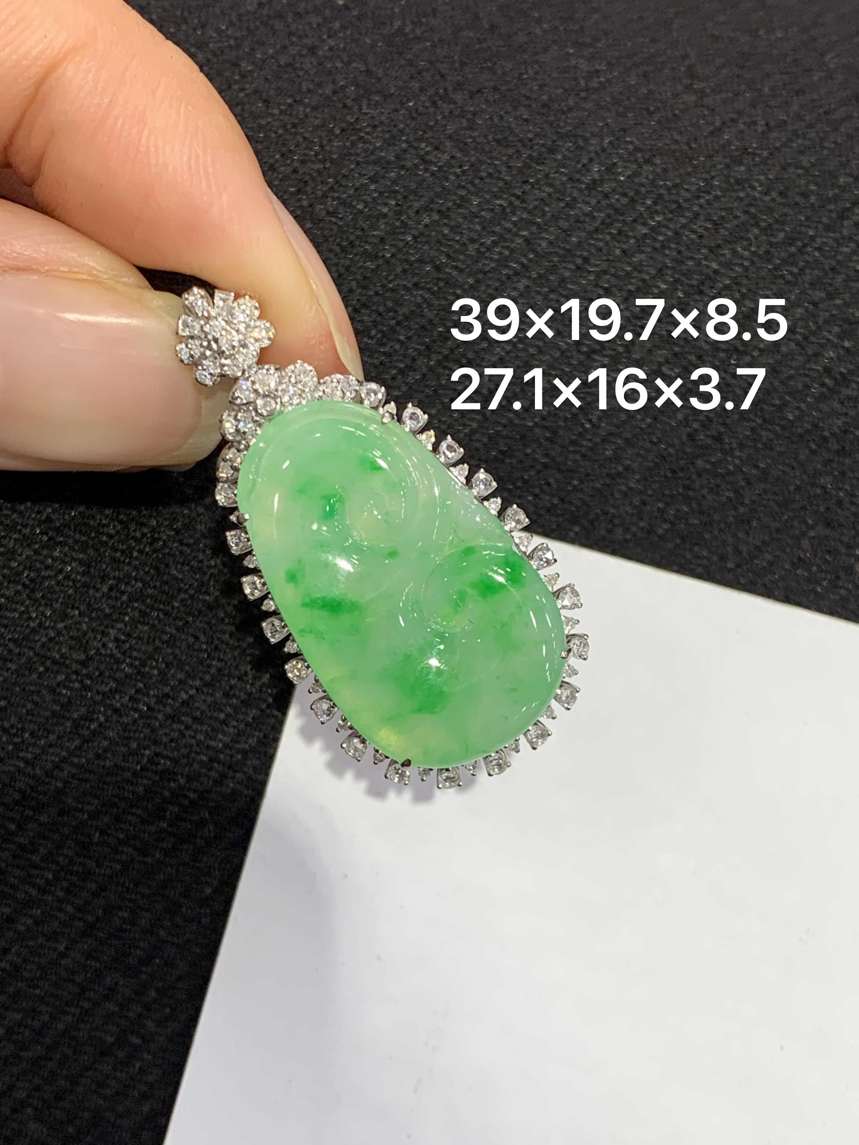 18K金镶嵌天然缅甸翡翠阳绿如意吊坠