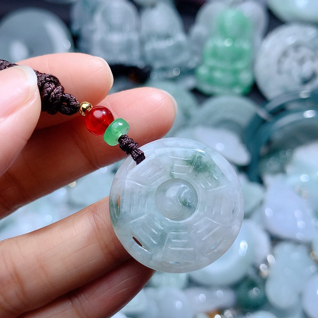 翡翠颈饰未镶嵌2700。