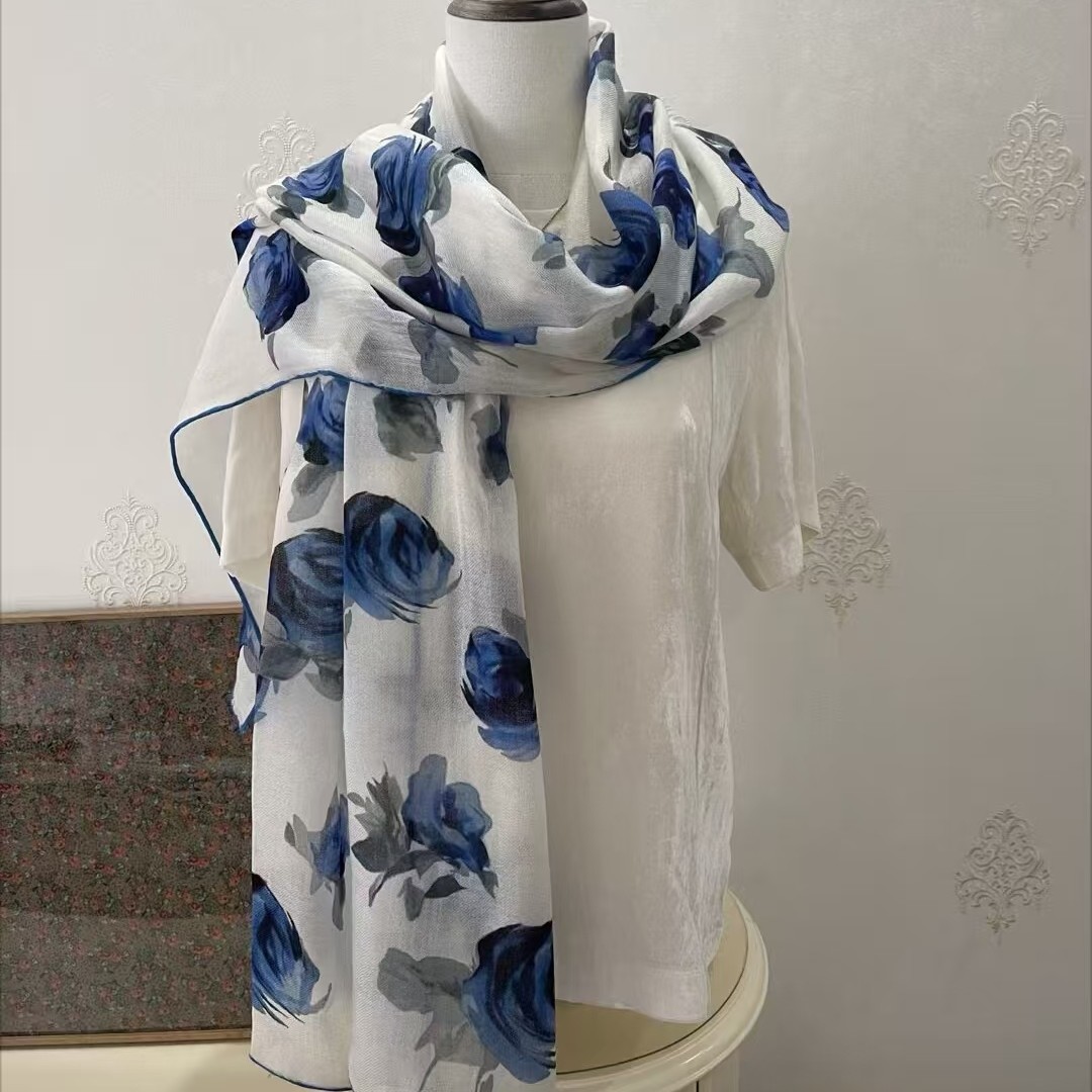 蓝色山茶花水溶羊毛100%绵羊毛65*180（需干洗）春秋丝巾洋气百搭
