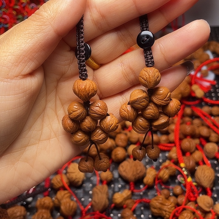 木质类龙纹桃枭挂件