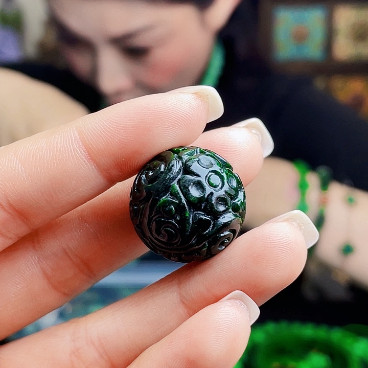 翡翠未镶嵌颈饰多样性