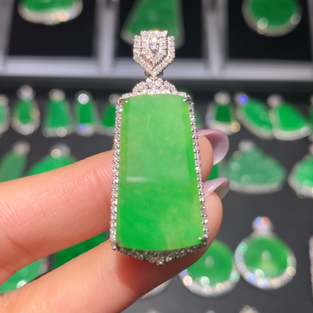 翡翠颈饰18K金镶嵌翡翠