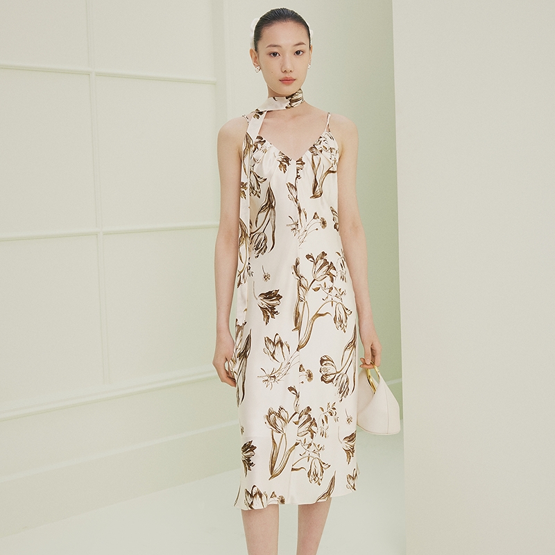 【粉丝专属】firststationV领缎面提花中长款吊带连衣裙女4221A