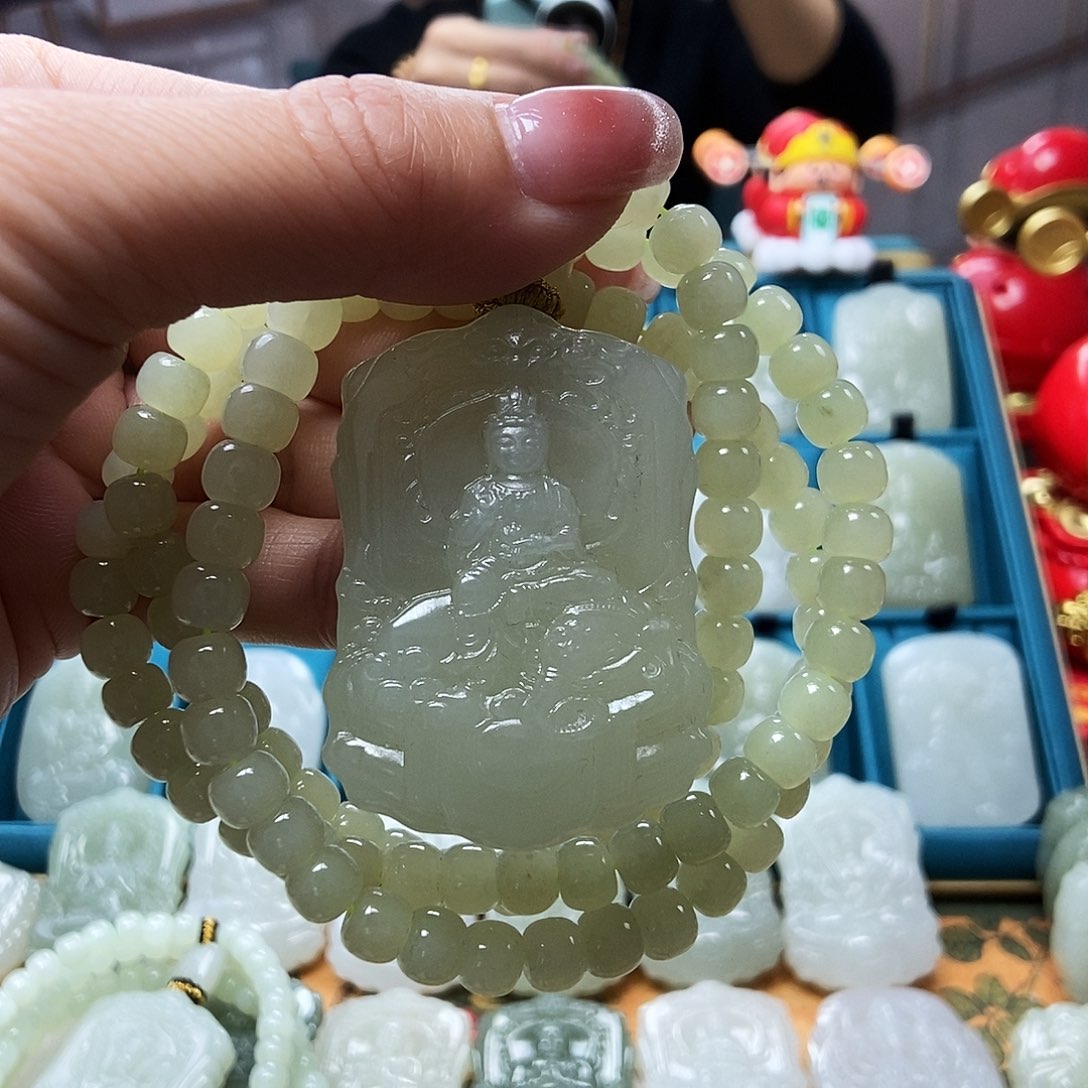 和田玉颈饰未镶嵌四**?