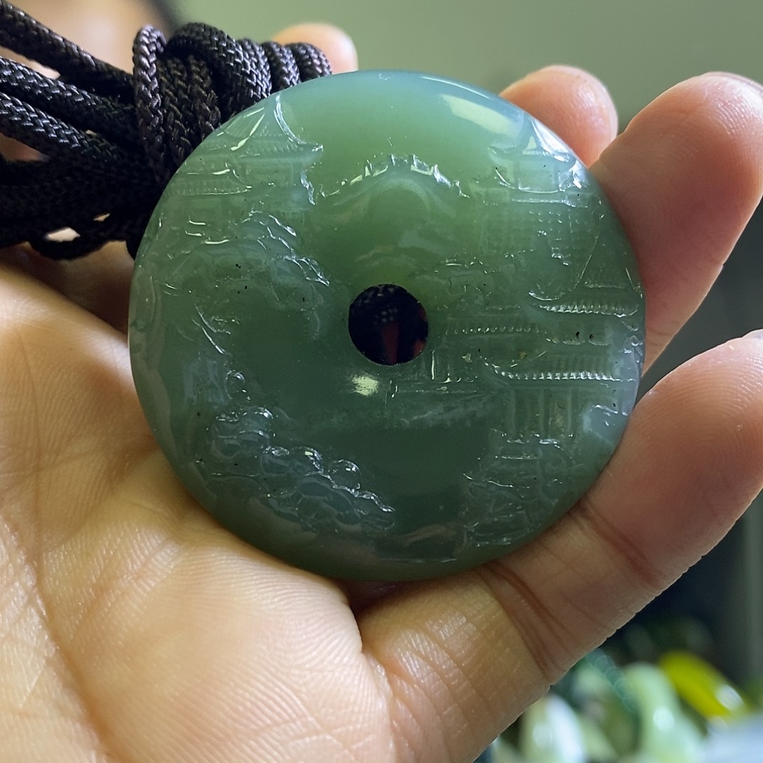 岫玉未镶嵌颈饰一个