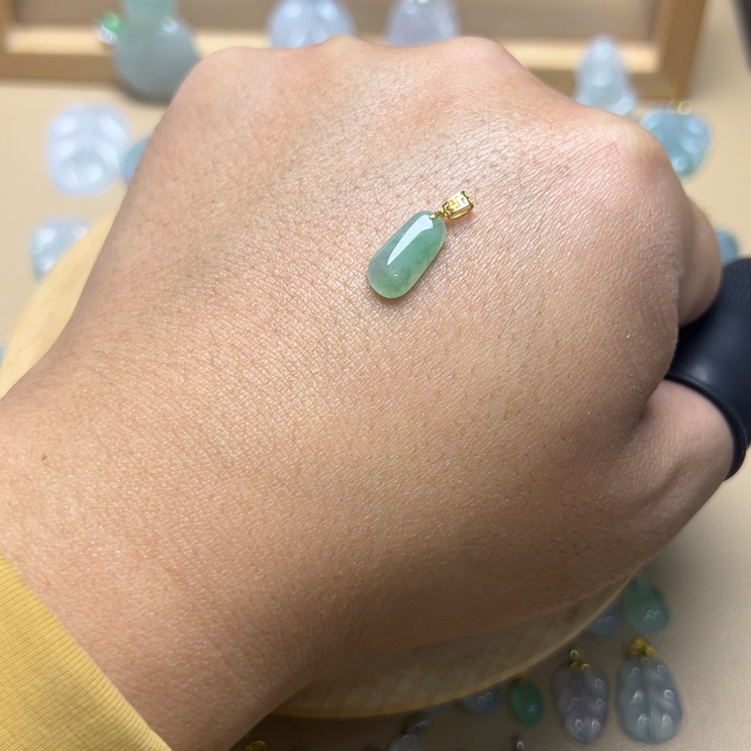 翡翠颈饰18K金镶嵌圆柱