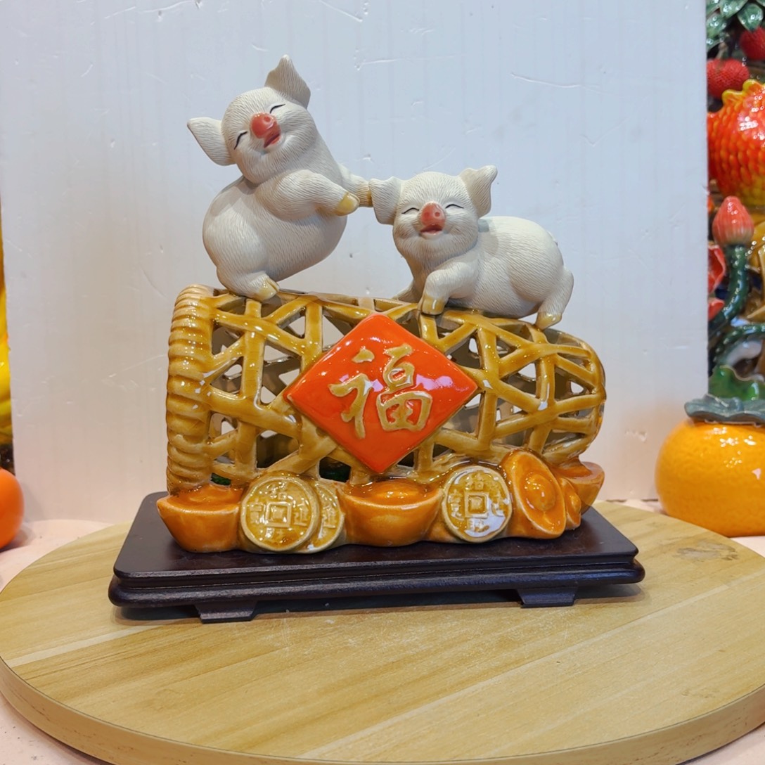 陶瓷猪笼入水摆件