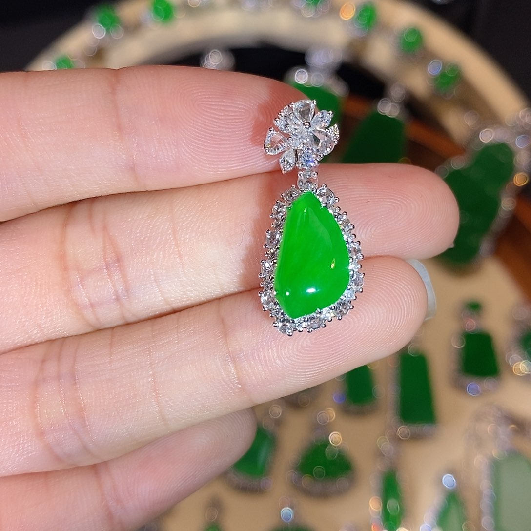 翡翠颈饰18K金镶嵌翡翠