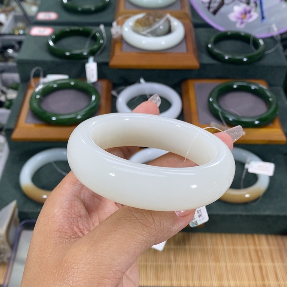 和田玉手镯未镶嵌