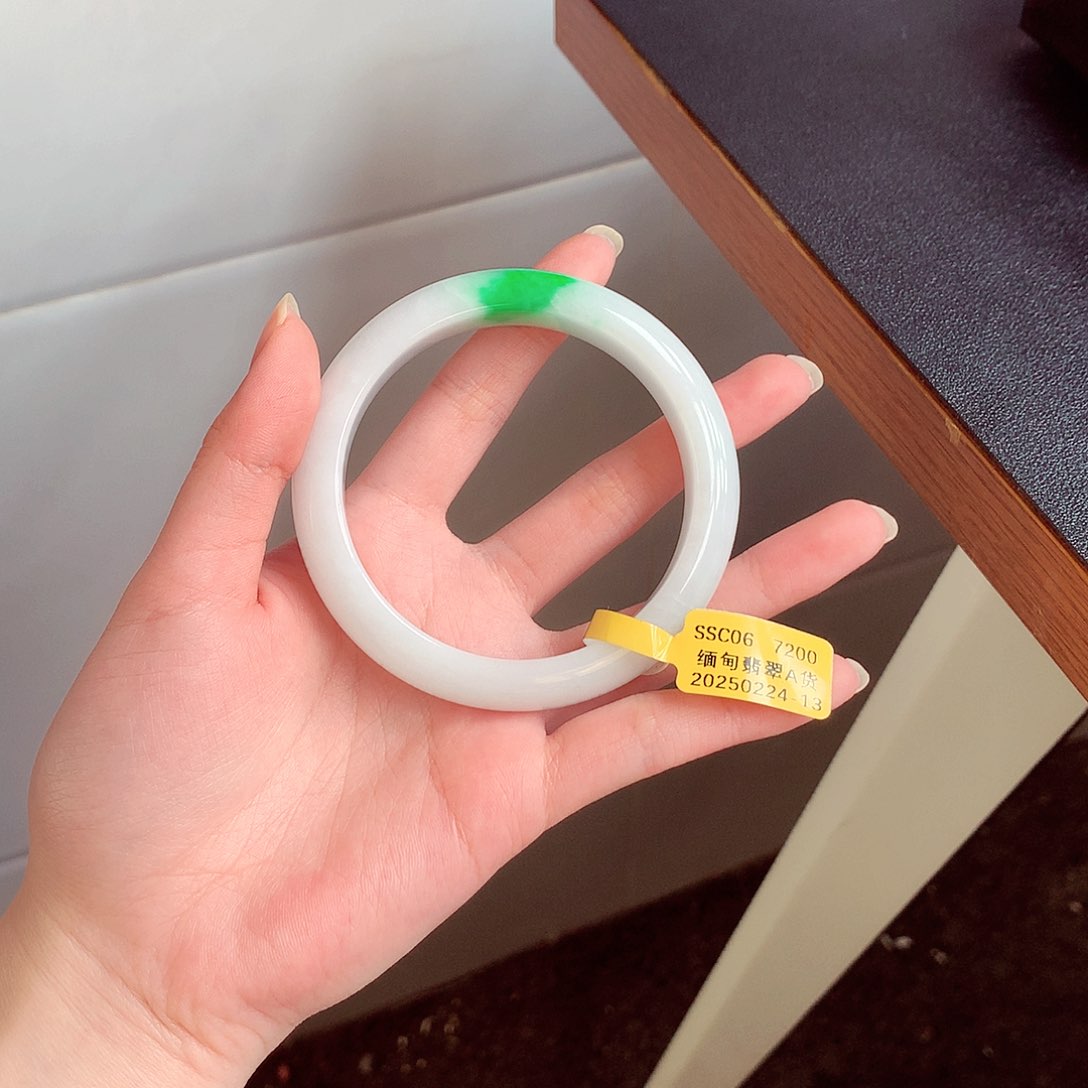 翡翠手镯未镶嵌翡翠手镯