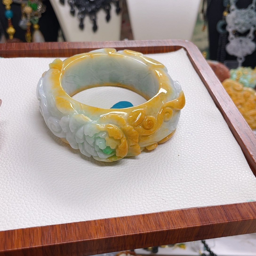 F***!翡翠未镶嵌颈饰黄加绿套锔