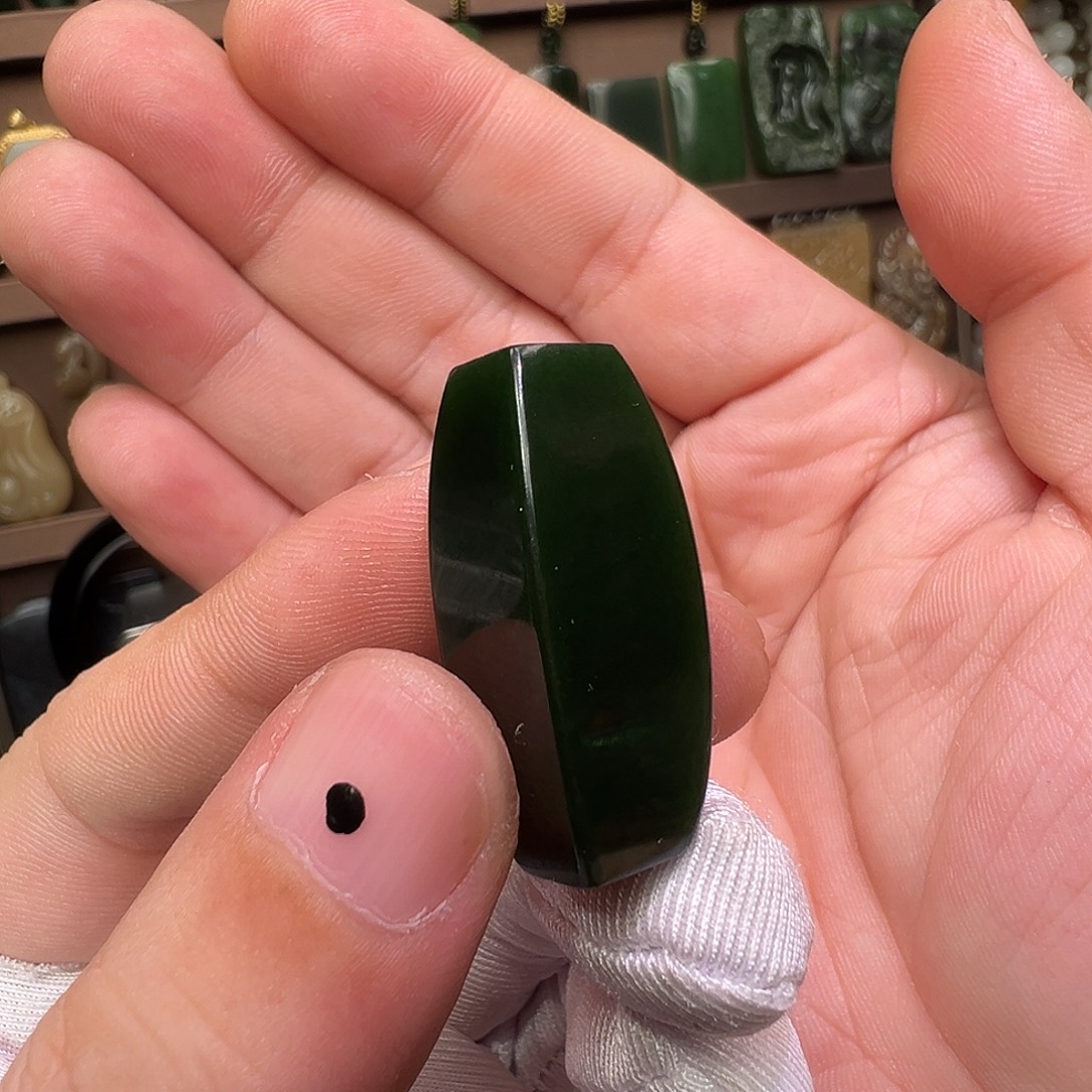 和田玉未镶嵌颈饰俄红皮碧玉细油老料菠菜绿勒子爆油