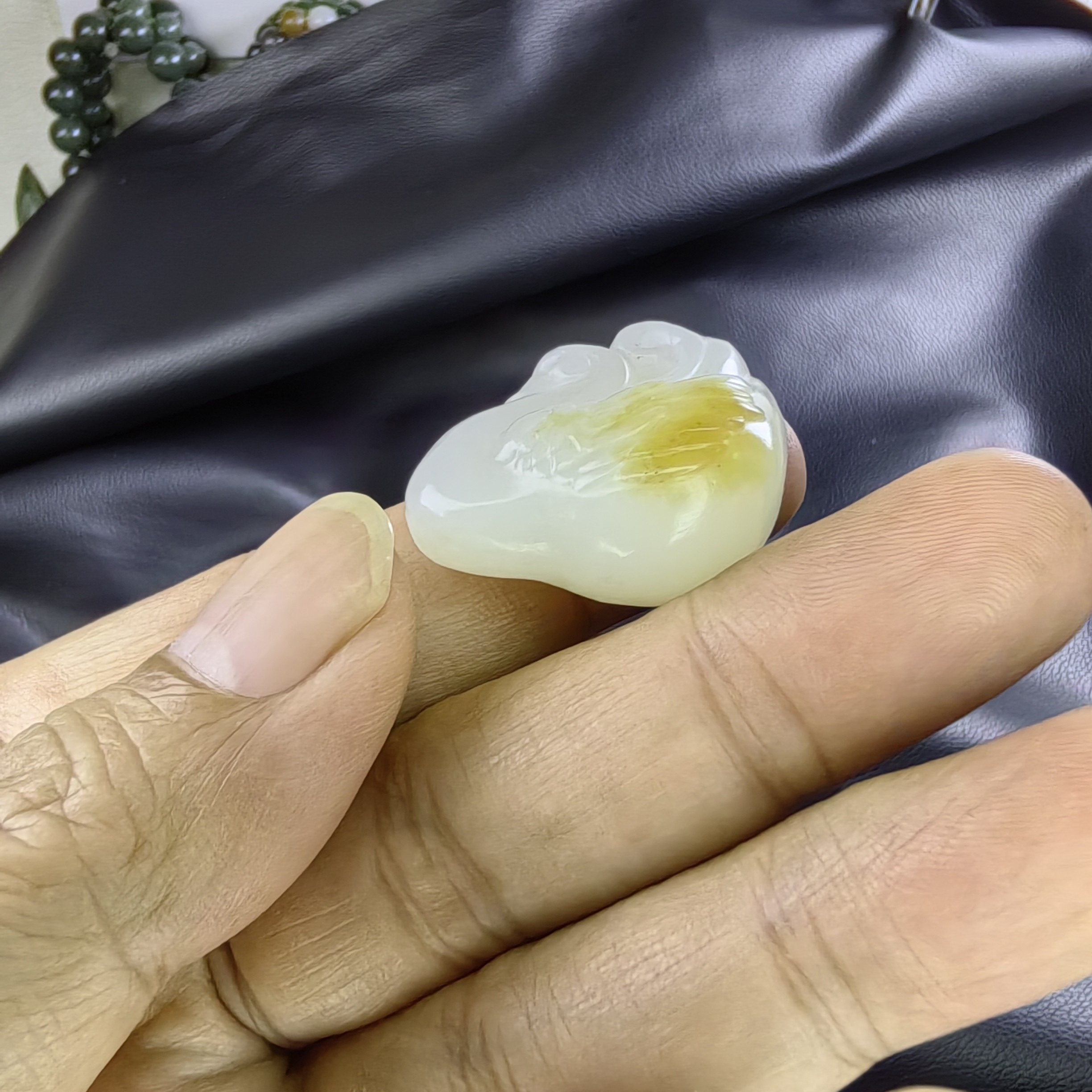 和田玉纯手工雕刻小天鹅吊坠，红糖白肉。