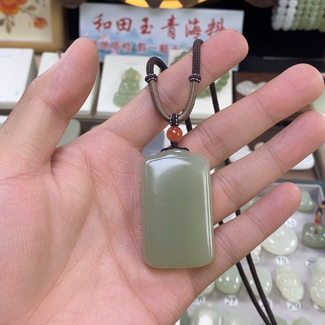 向****和田玉未镶嵌颈饰