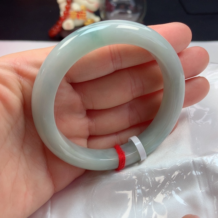 翡翠手镯未镶嵌七*。55圈