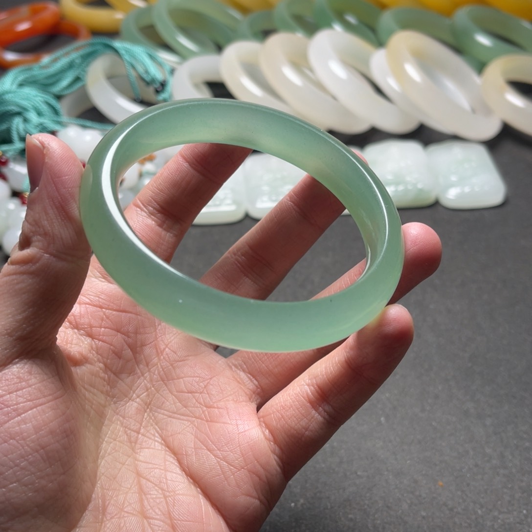 颈饰未镶嵌石英质玉健****泉