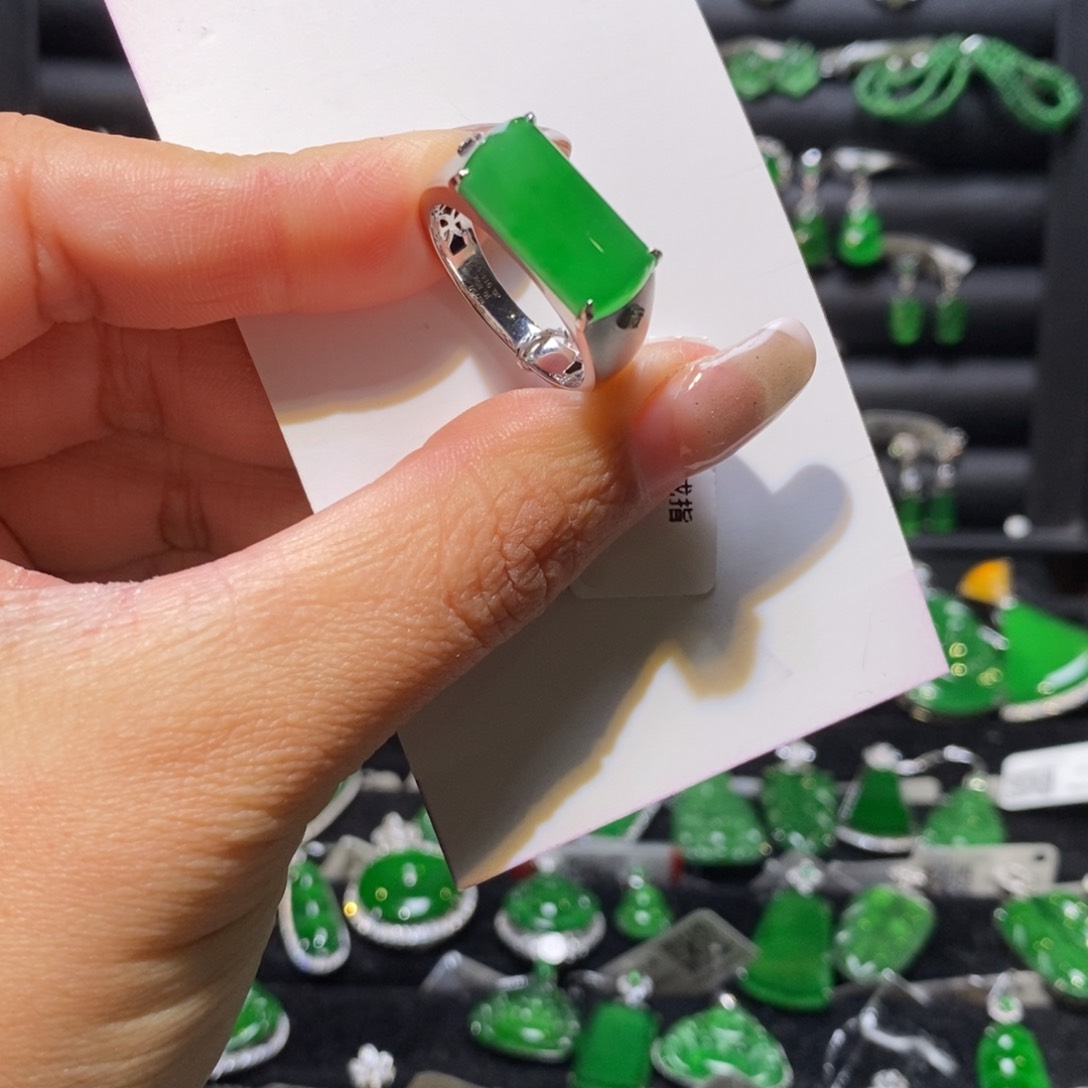 翡翠戒指18K金镶嵌马鞍戒指