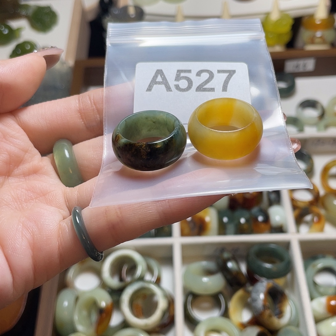 给***包蛇纹石玉未镶嵌戒指微瑕