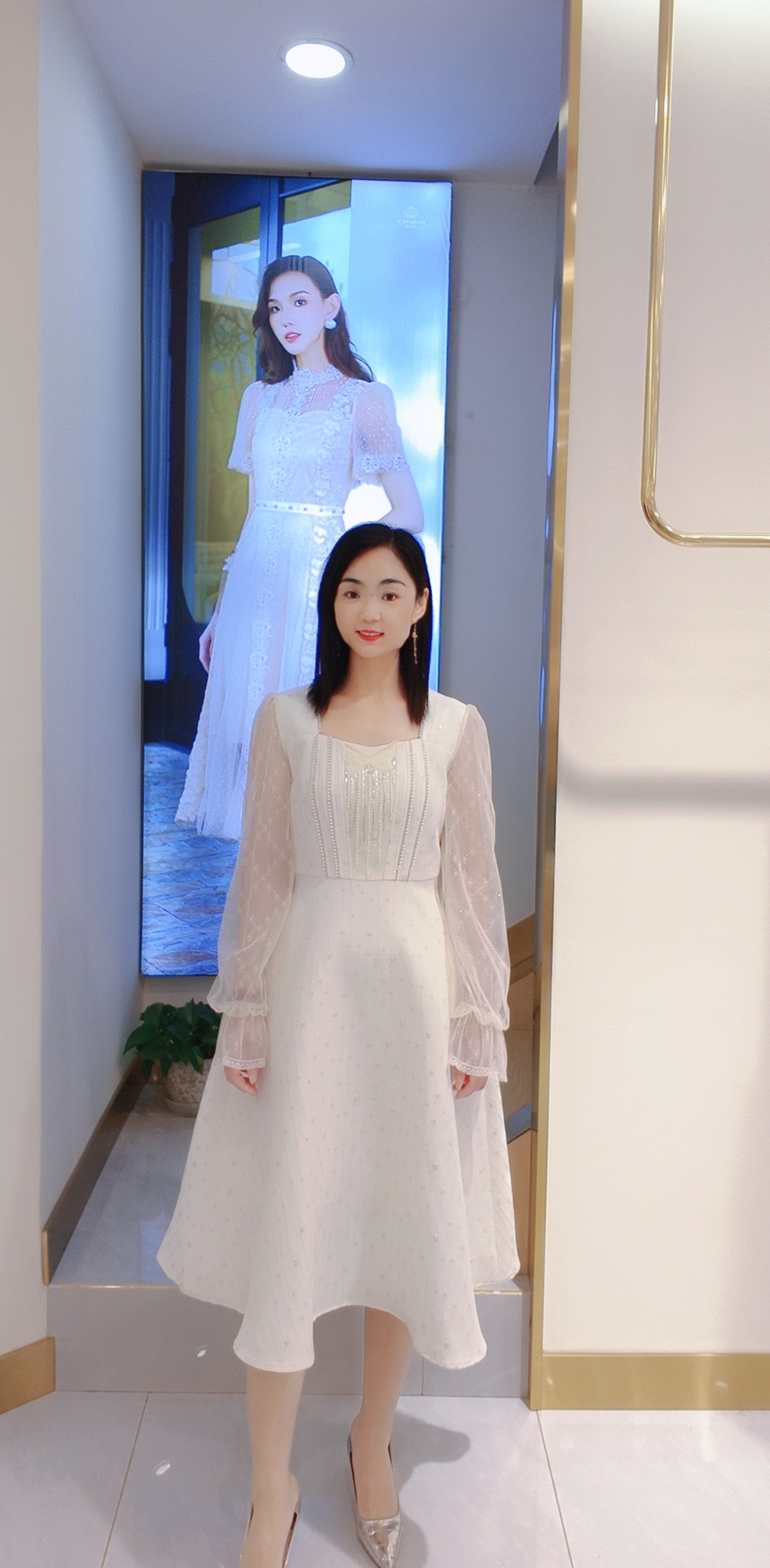 珈姿莱尔杏色收腰连衣裙