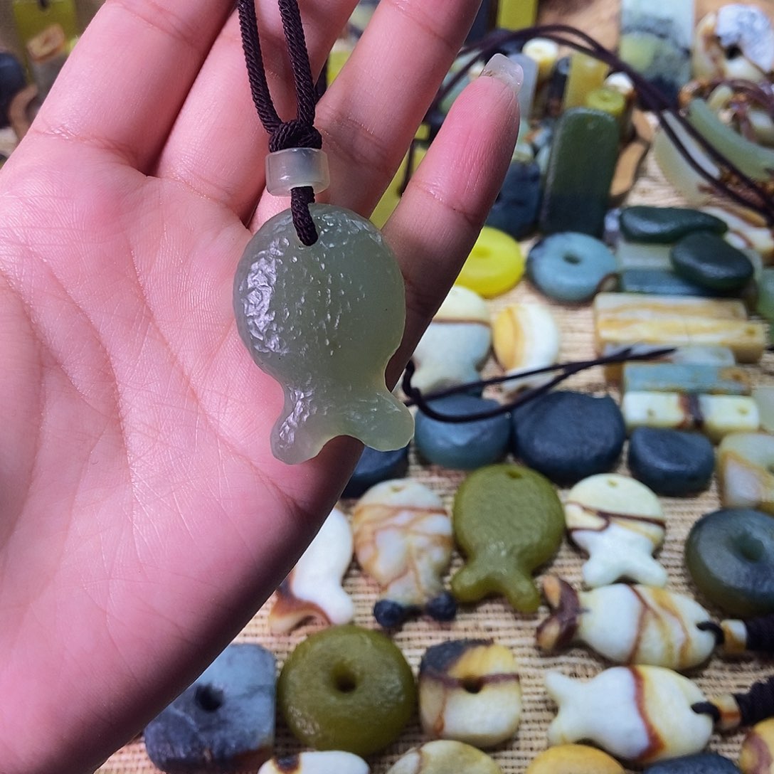 未镶嵌蛇纹石玉挂件我****粮