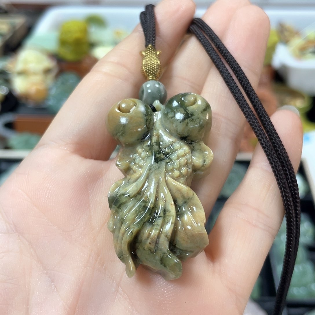 蛇纹石玉颈饰未镶嵌