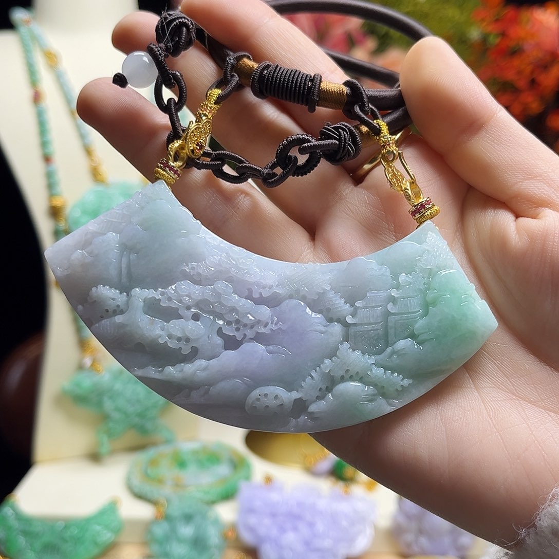 翡翠颈饰未镶嵌山水