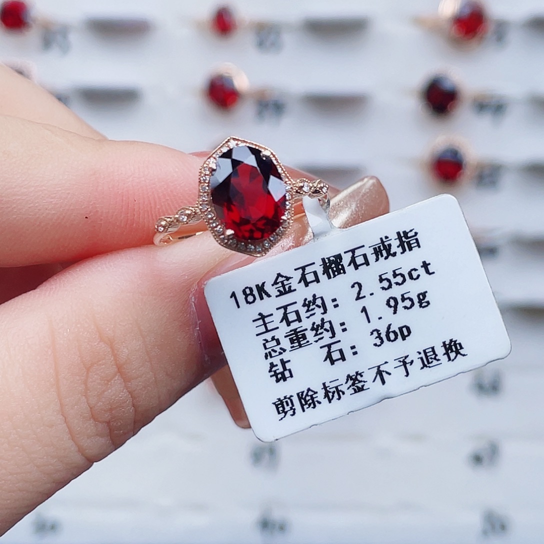 18K金镶嵌石榴石戒指