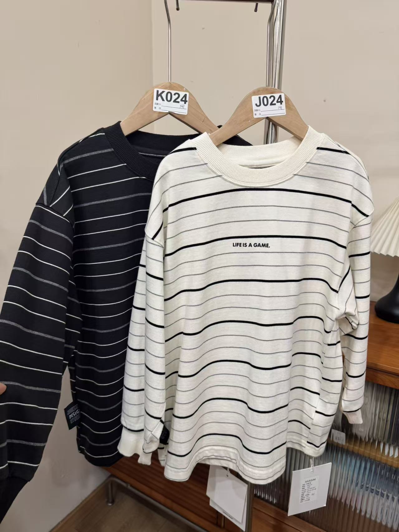 2025九坐JM6024童装圆领休闲风韩版条纹长袖t恤字母印花设计上衣