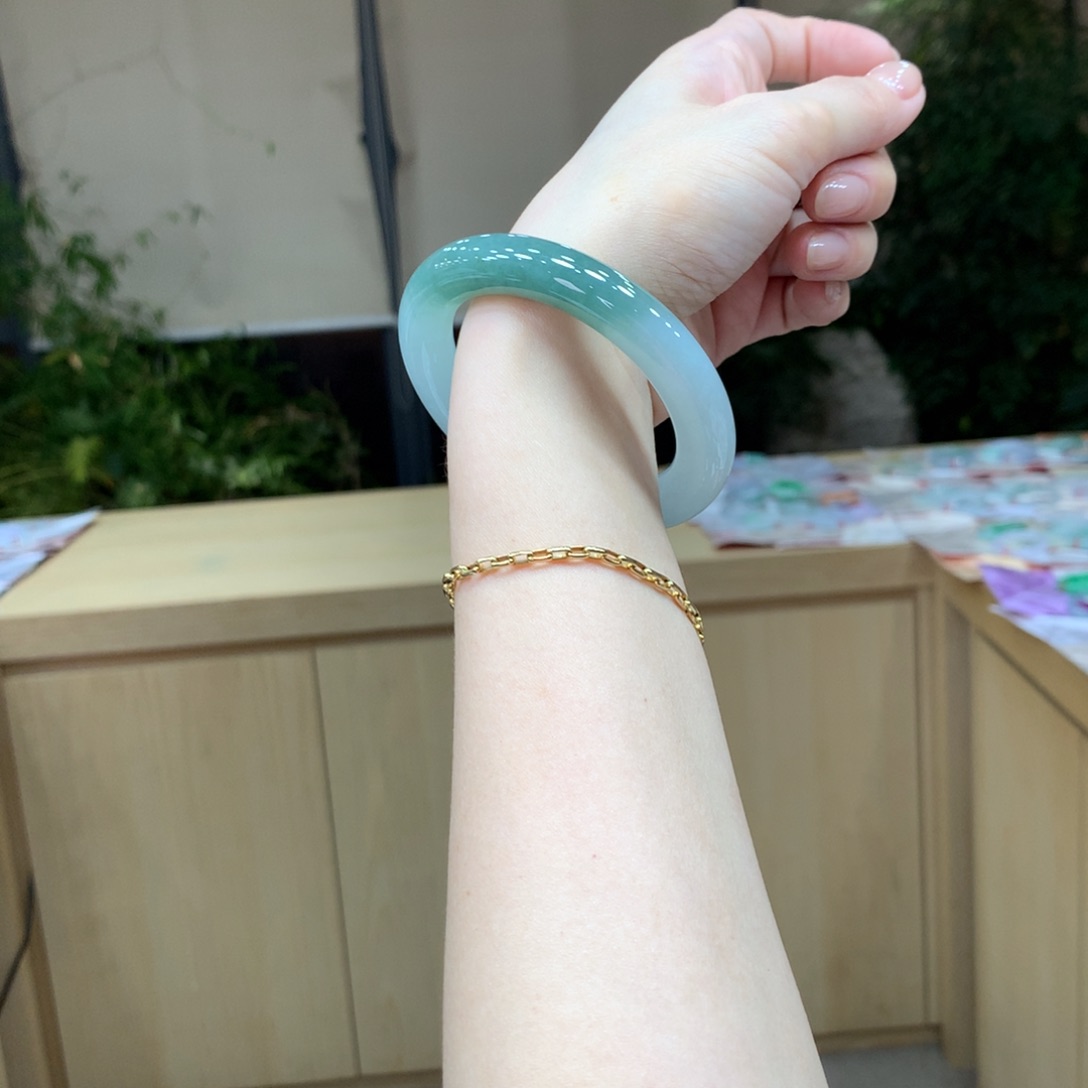 翡翠手镯未镶嵌不退不换