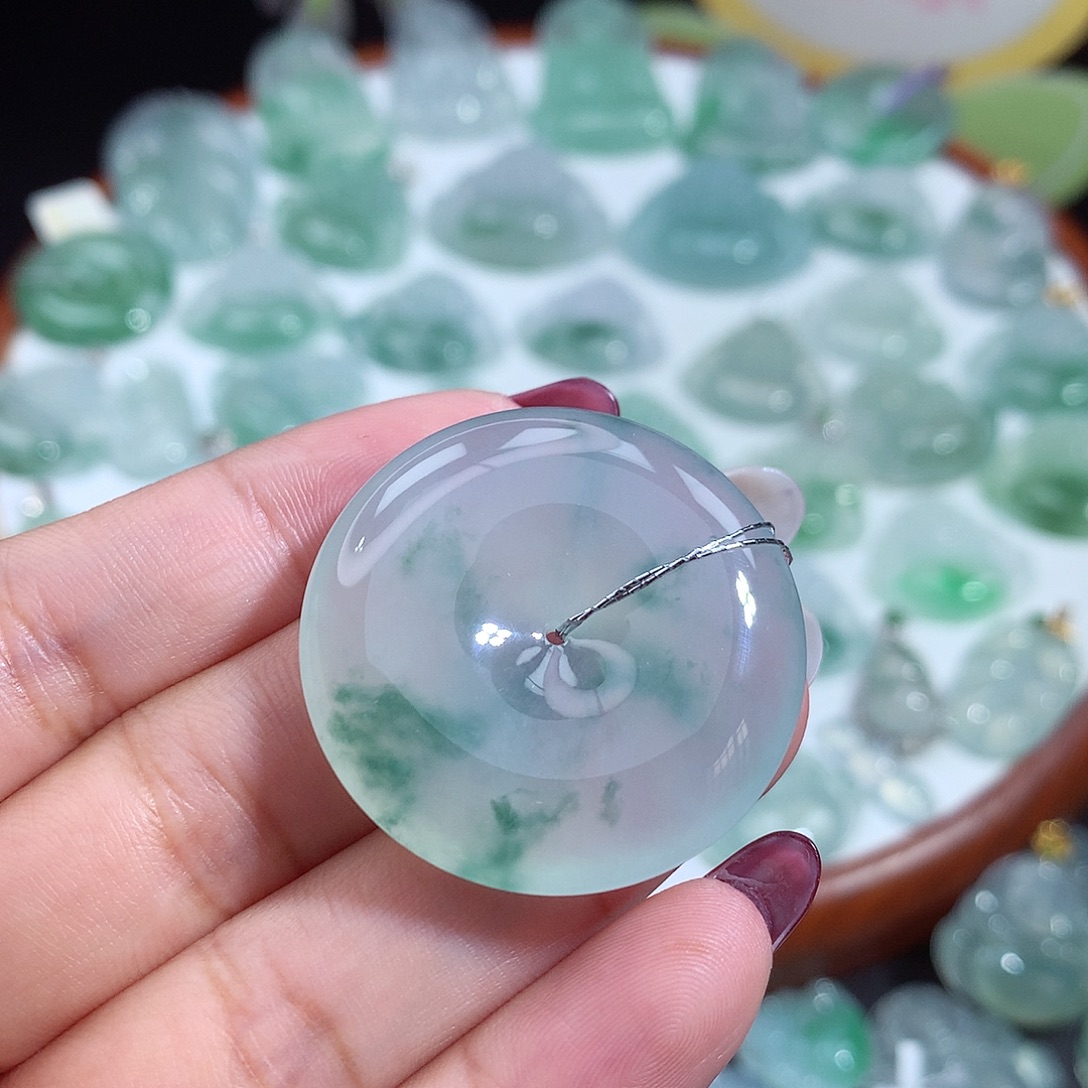 冉***柒翡翠未镶嵌颈饰平安