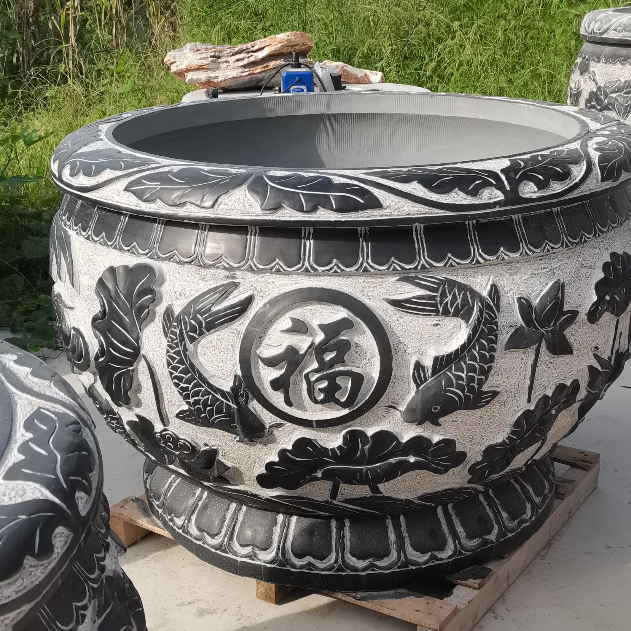 天然青石石雕鱼缸适合庭院别墅家庭养鱼使用