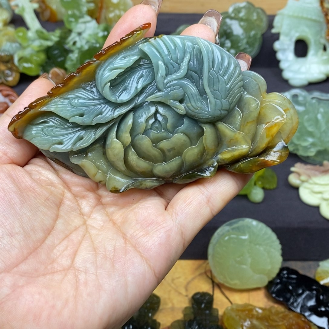 蛇纹石玉颈饰未镶嵌?**草