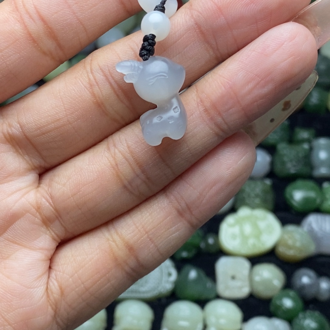 咖***甜和田玉未镶嵌颈饰