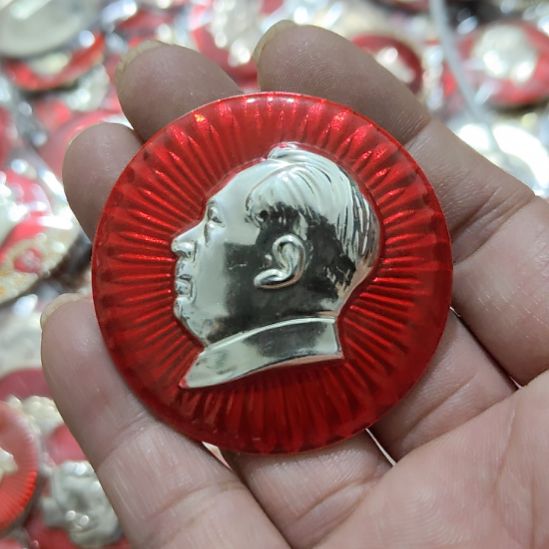 湖***人其他普通金属圆形红色人物像章