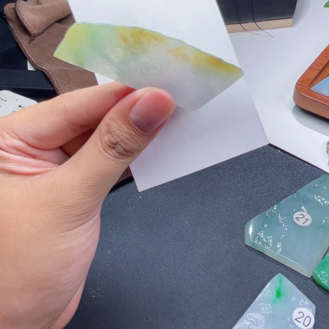 定制翡翠未镶嵌黄加绿糯冰牌子料