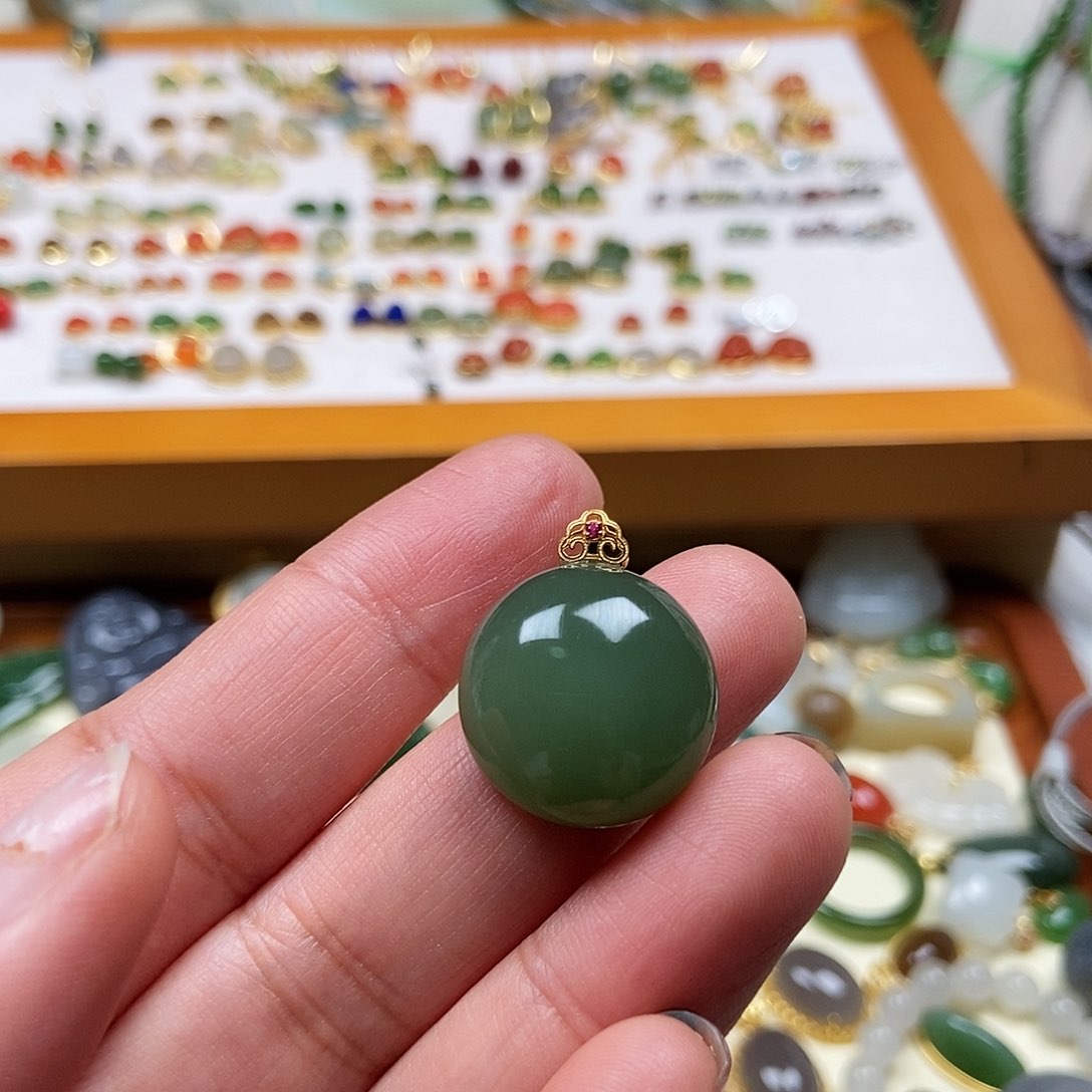 和田玉吊坠18K金镶嵌