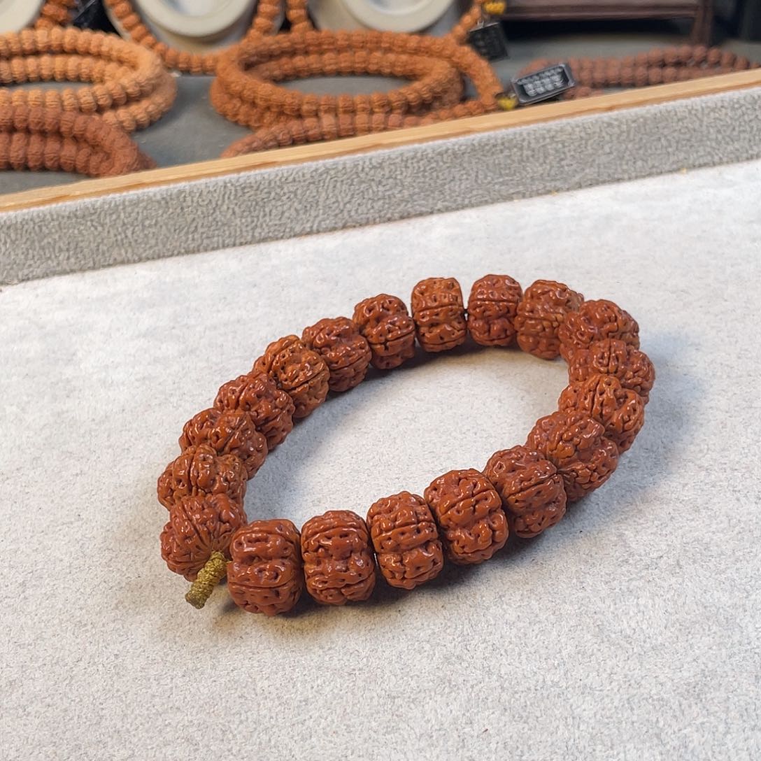 已***置金刚菩提吊坠方墩梅花