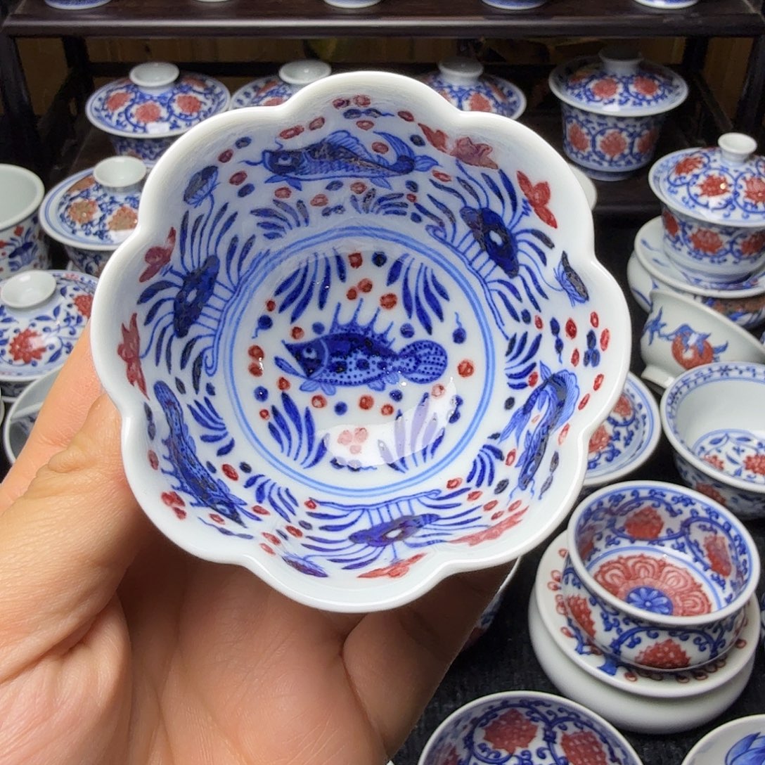 青花釉里红鱼藻花口杯微瑕