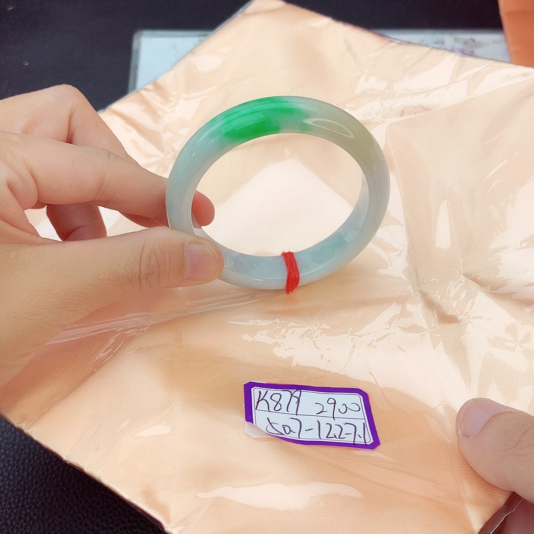 翡翠手镯未镶嵌翡翠